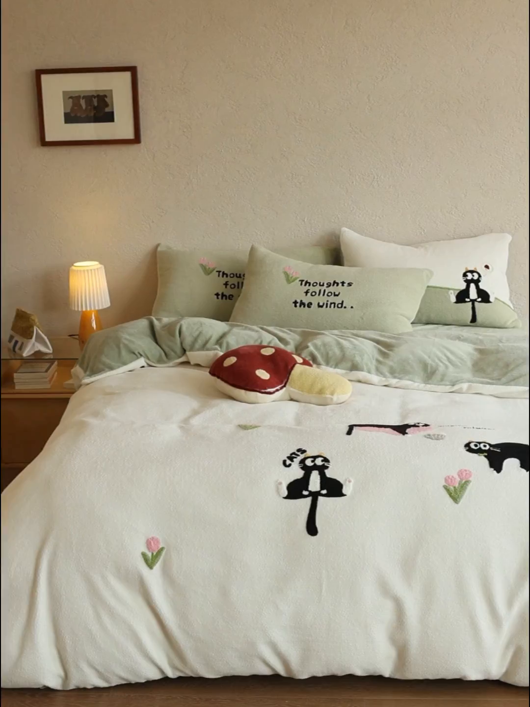 91家纺网 家纺一手货源 找家纺 安莱生活 2025新款暖呢绒毛巾绣四件套（萌趣家宠系）-风格2 炸毛小黑猫-奶白