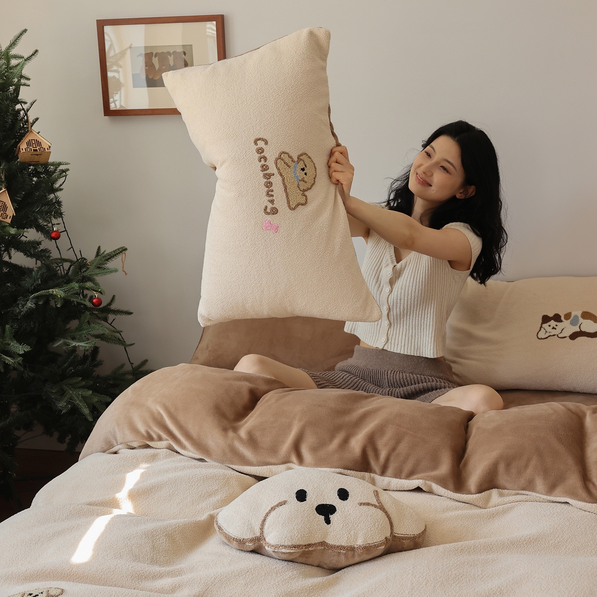 91家纺网 家纺一手货源 找家纺 安莱生活 2025新款暖呢绒毛巾绣四件套（萌趣家宠系）-风格2 站队小泰迪