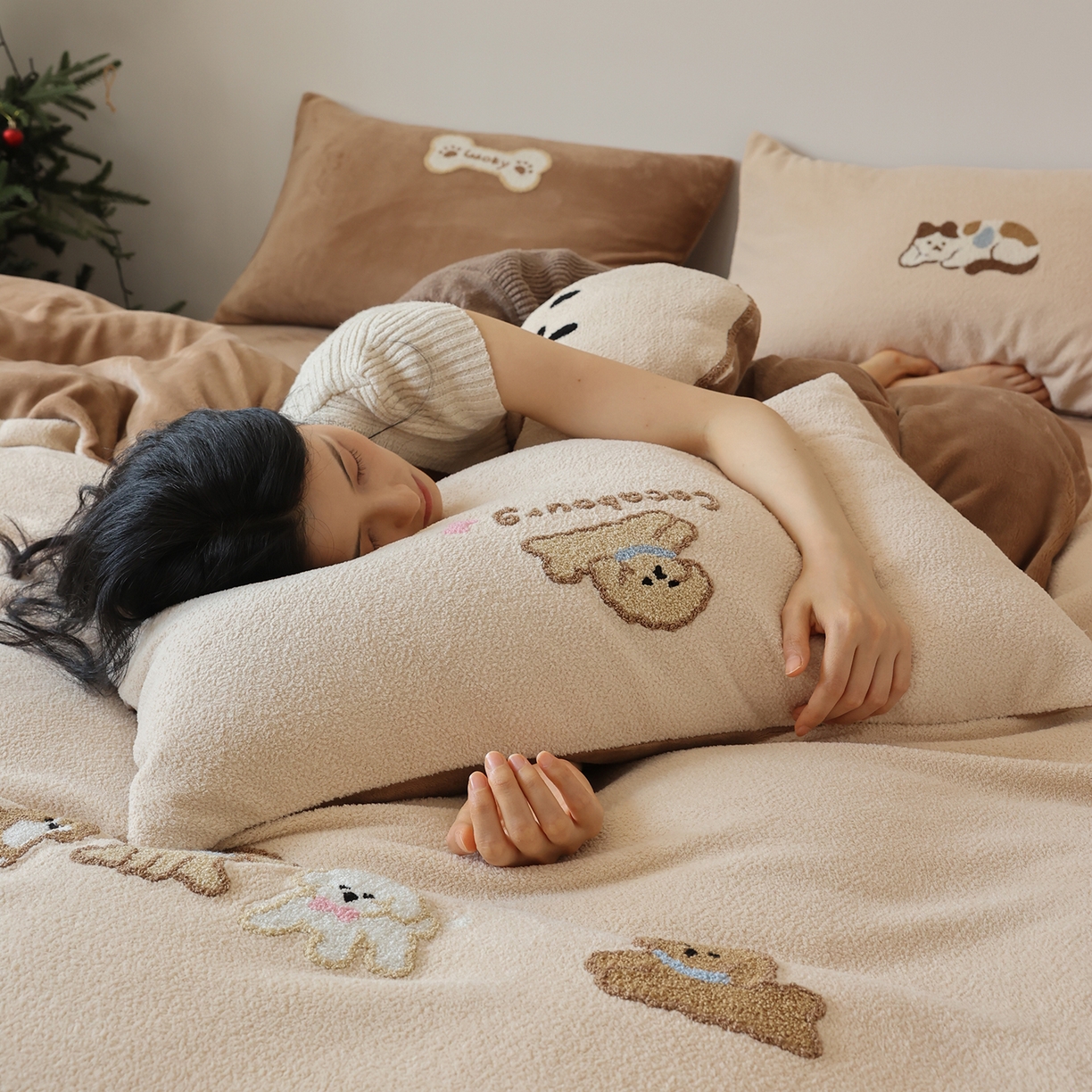 91家纺网 家纺一手货源 找家纺 安莱生活 2025新款暖呢绒毛巾绣四件套（萌趣家宠系）-风格2 站队小泰迪