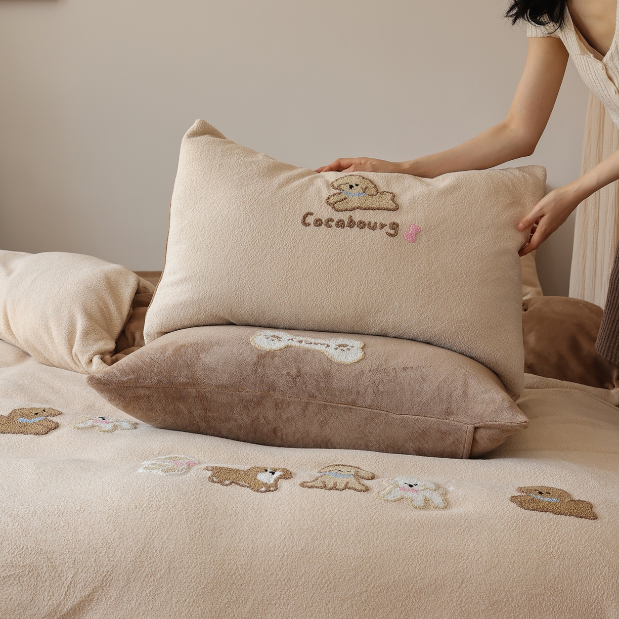 91家纺网 家纺一手货源 找家纺 安莱生活 2025新款暖呢绒毛巾绣四件套（萌趣家宠系）-风格2 站队小泰迪