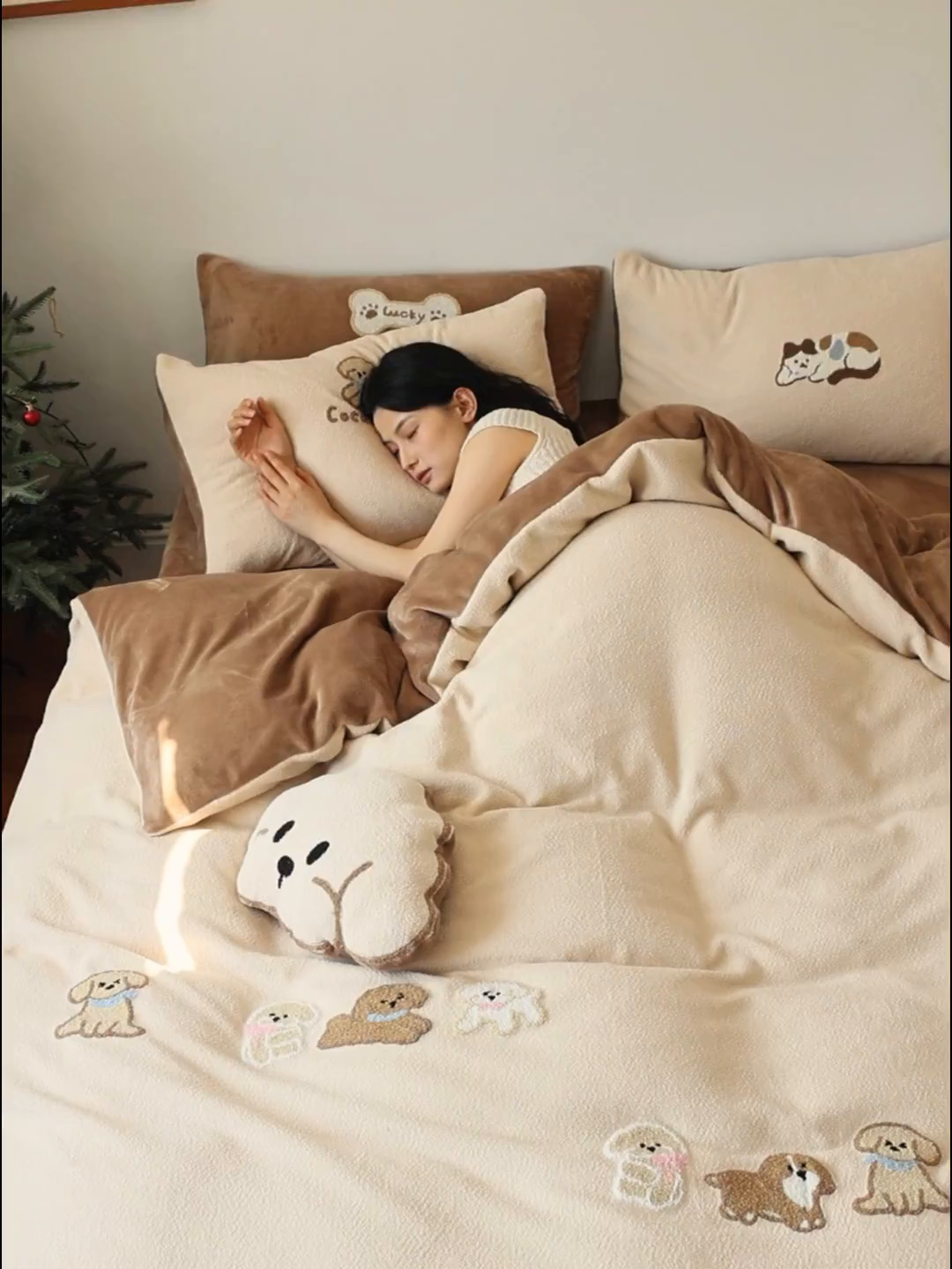 91家纺网 家纺一手货源 找家纺 安莱生活 2025新款暖呢绒毛巾绣四件套（萌趣家宠系）-风格2 站队小泰迪