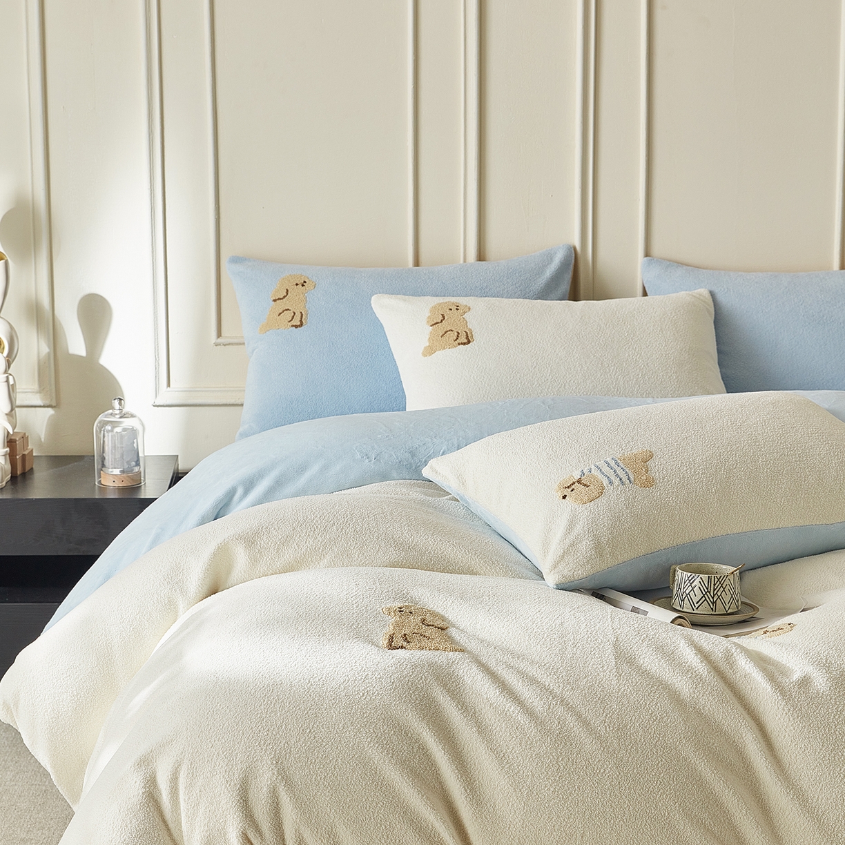 91家纺网 家纺一手货源 找家纺 安莱生活 2025新款暖呢绒毛巾绣四件套（萌趣家宠系）-风格3 海魂衫小狗-蓝白