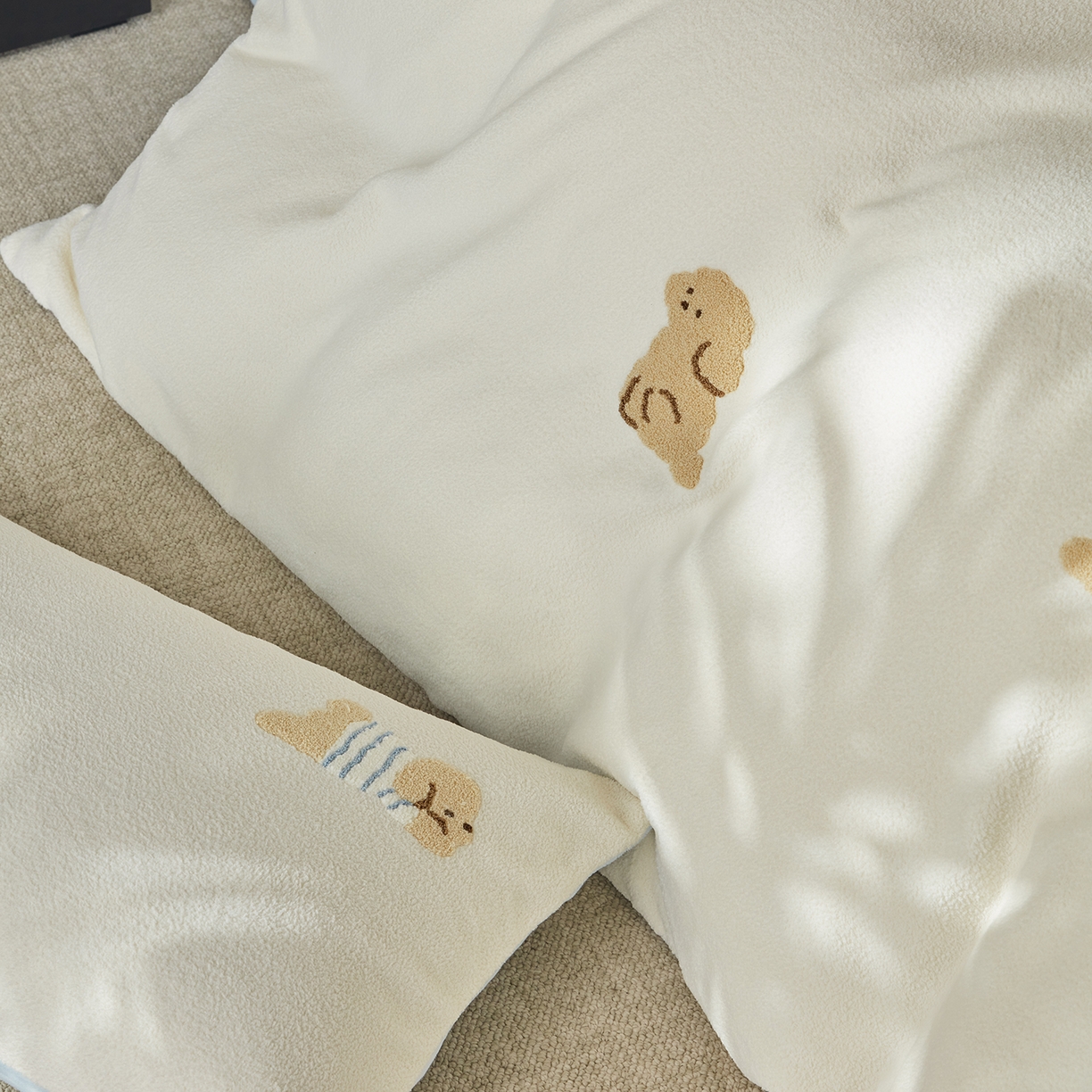 91家纺网 家纺一手货源 找家纺 安莱生活 2025新款暖呢绒毛巾绣四件套（萌趣家宠系）-风格3 海魂衫小狗-蓝白