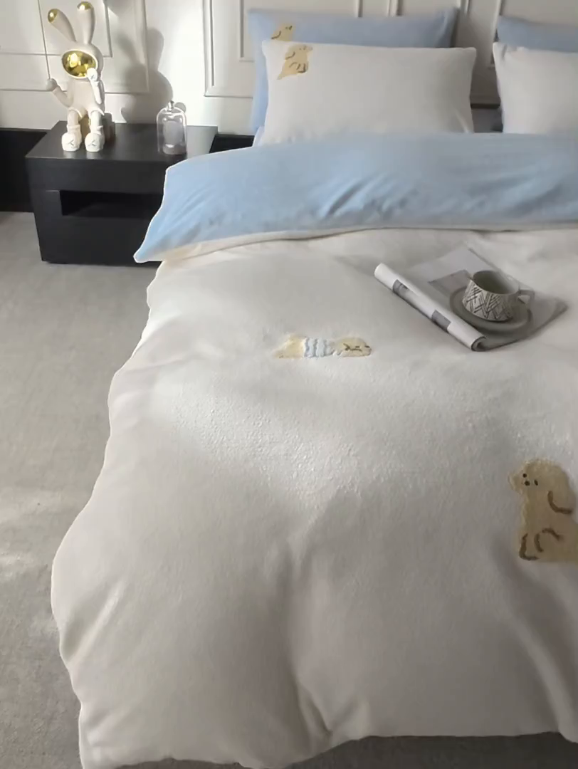 91家纺网 家纺一手货源 找家纺 安莱生活 2025新款暖呢绒毛巾绣四件套（萌趣家宠系）-风格3 海魂衫小狗-蓝白