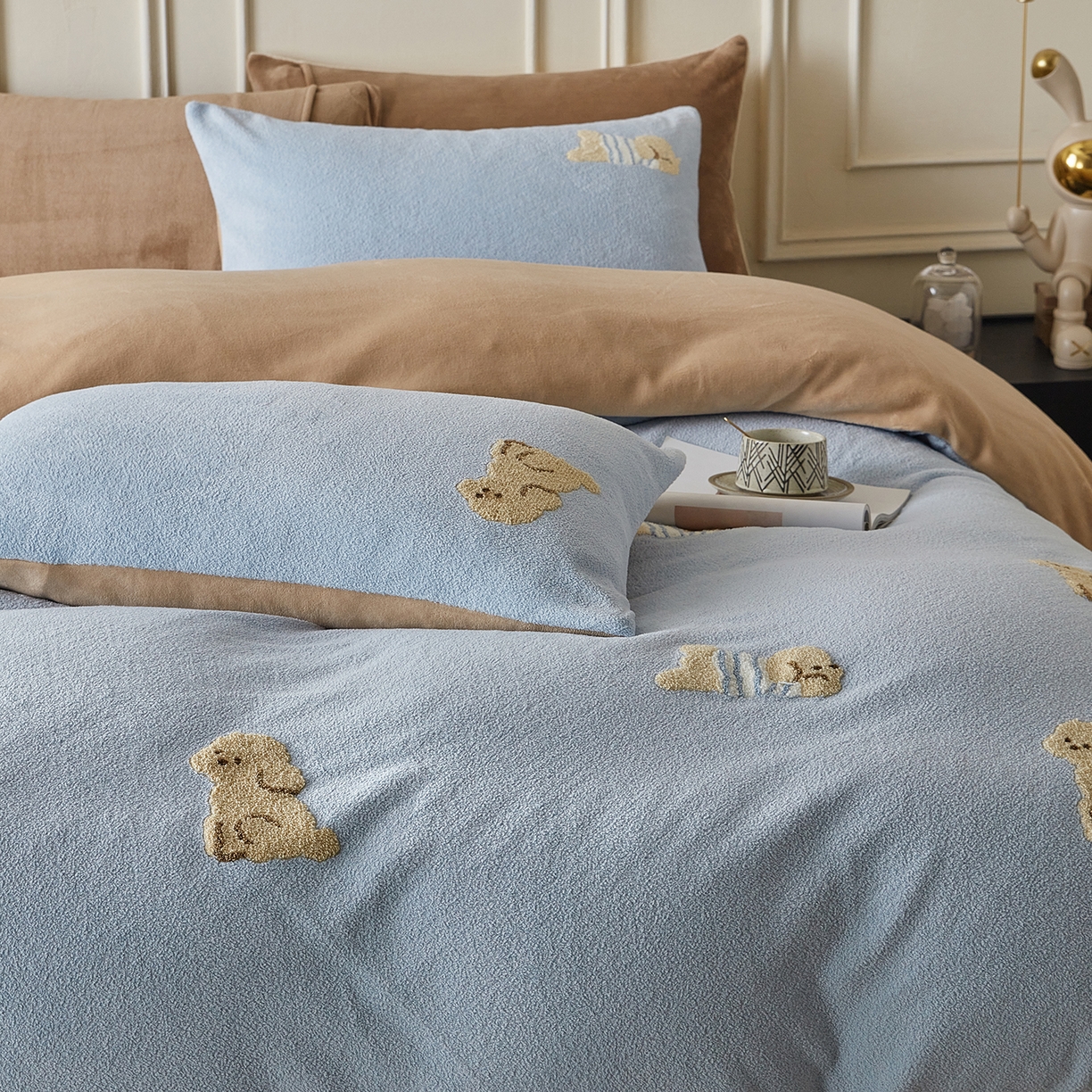 91家纺网 家纺一手货源 找家纺 安莱生活 2025新款暖呢绒毛巾绣四件套（萌趣家宠系）-风格3 海魂衫小狗-蓝咖