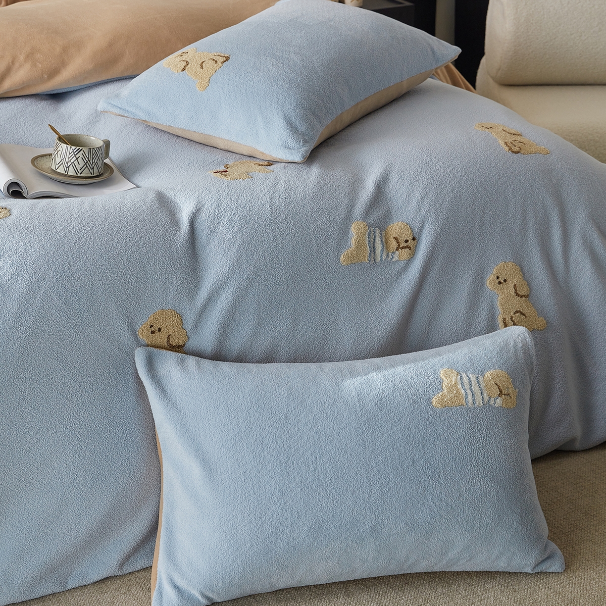 91家纺网 家纺一手货源 找家纺 安莱生活 2025新款暖呢绒毛巾绣四件套（萌趣家宠系）-风格3 海魂衫小狗-蓝咖