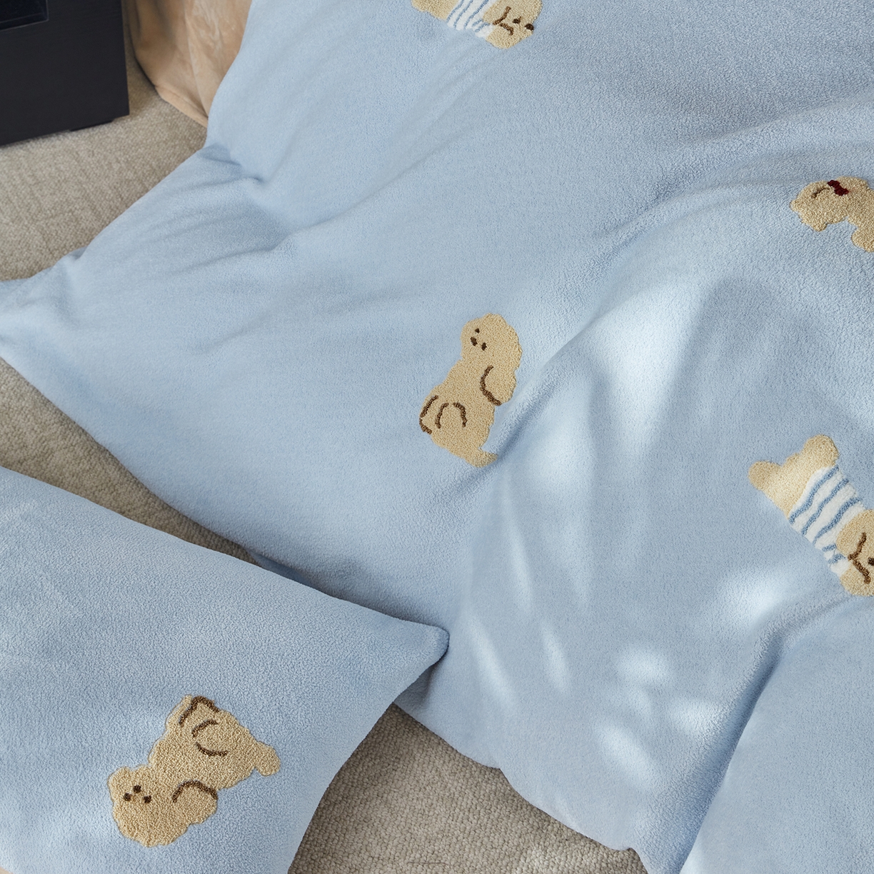 91家纺网 家纺一手货源 找家纺 安莱生活 2025新款暖呢绒毛巾绣四件套（萌趣家宠系）-风格3 海魂衫小狗-蓝咖