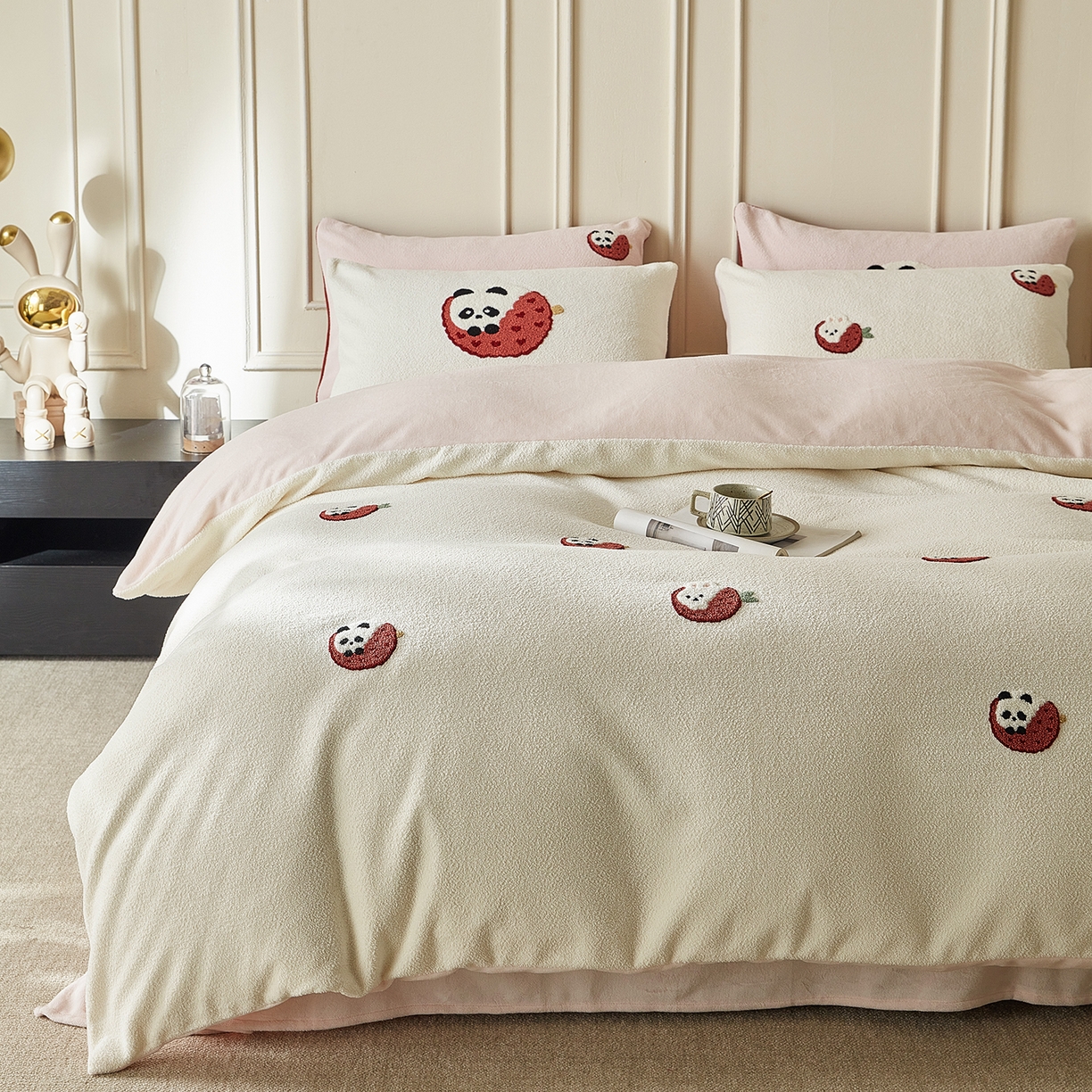 91家纺网 家纺一手货源 找家纺 安莱生活 2025新款暖呢绒毛巾绣四件套（萌趣家宠系）-风格3 荔枝熊猫-粉