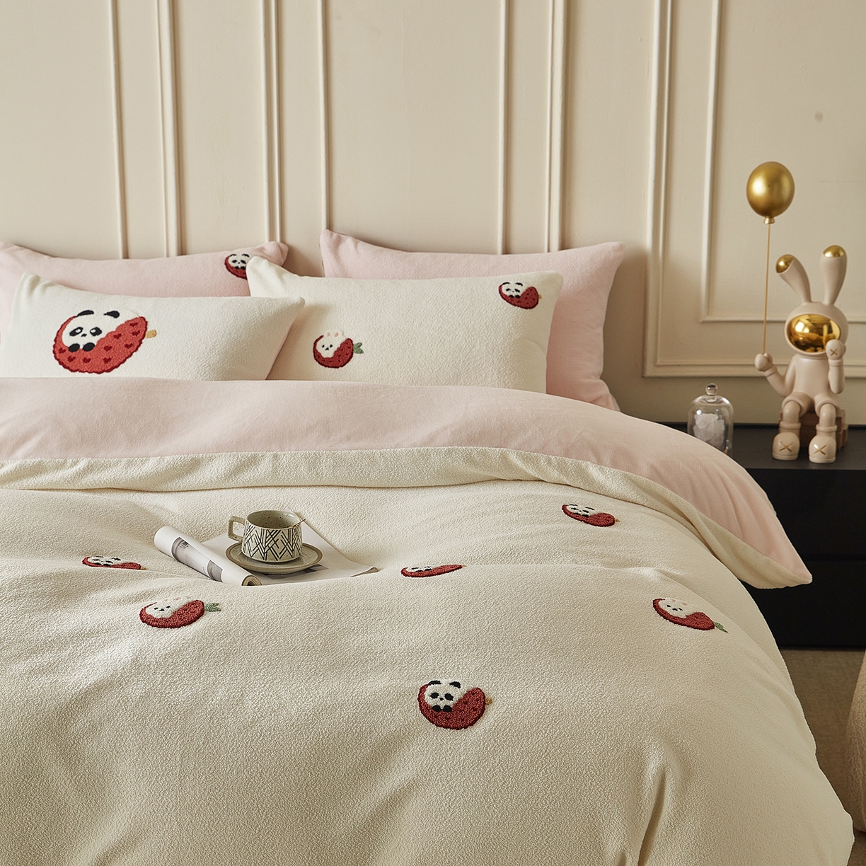 91家纺网 家纺一手货源 找家纺 安莱生活 2025新款暖呢绒毛巾绣四件套（萌趣家宠系）-风格3 荔枝熊猫-粉