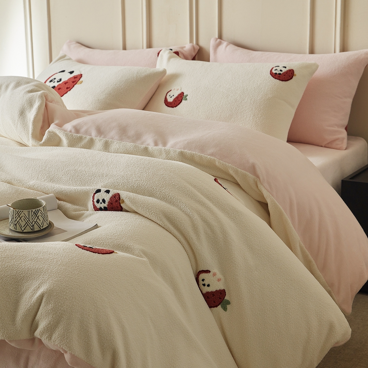 91家纺网 家纺一手货源 找家纺 安莱生活 2025新款暖呢绒毛巾绣四件套（萌趣家宠系）-风格3 荔枝熊猫-粉