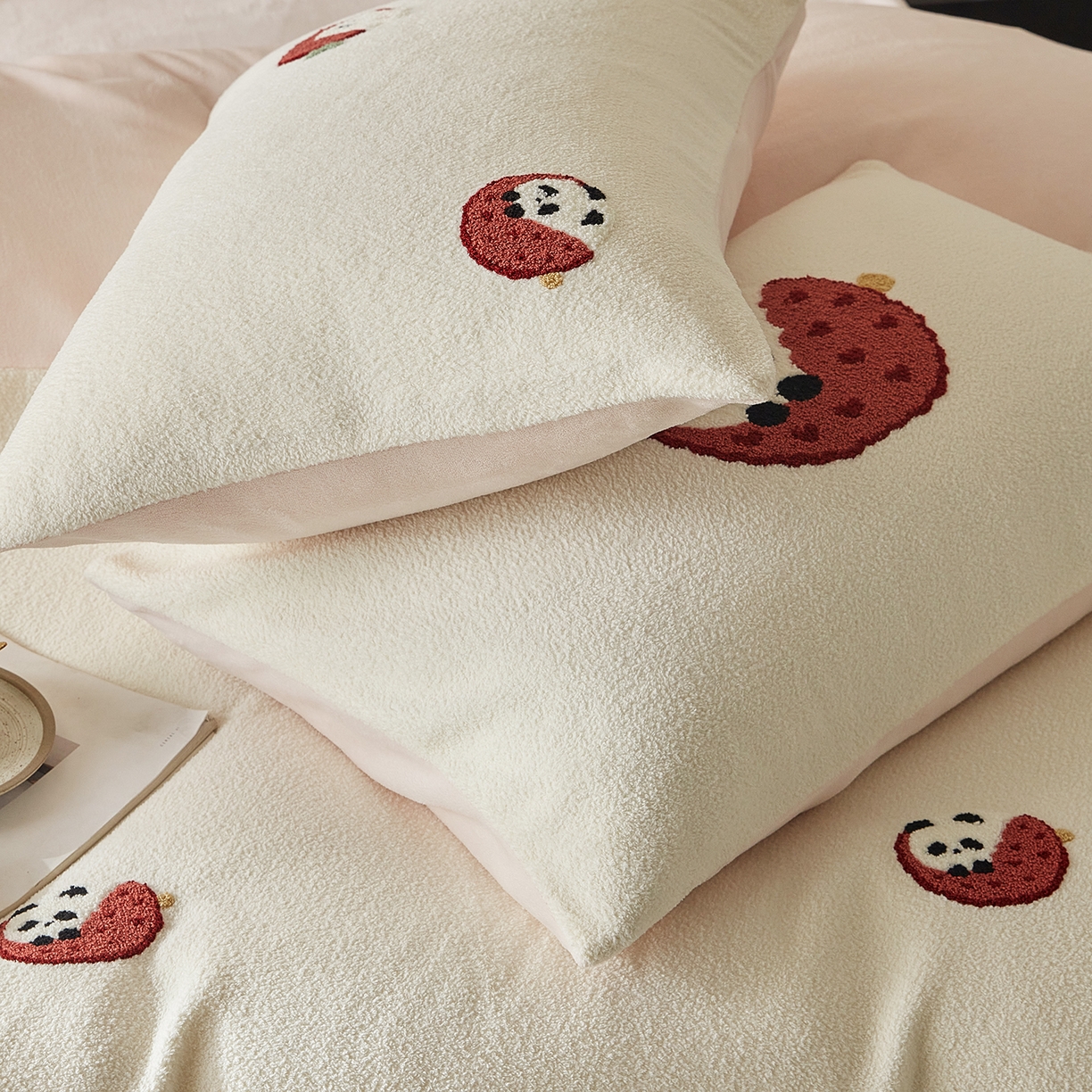 91家纺网 家纺一手货源 找家纺 安莱生活 2025新款暖呢绒毛巾绣四件套（萌趣家宠系）-风格3 荔枝熊猫-粉