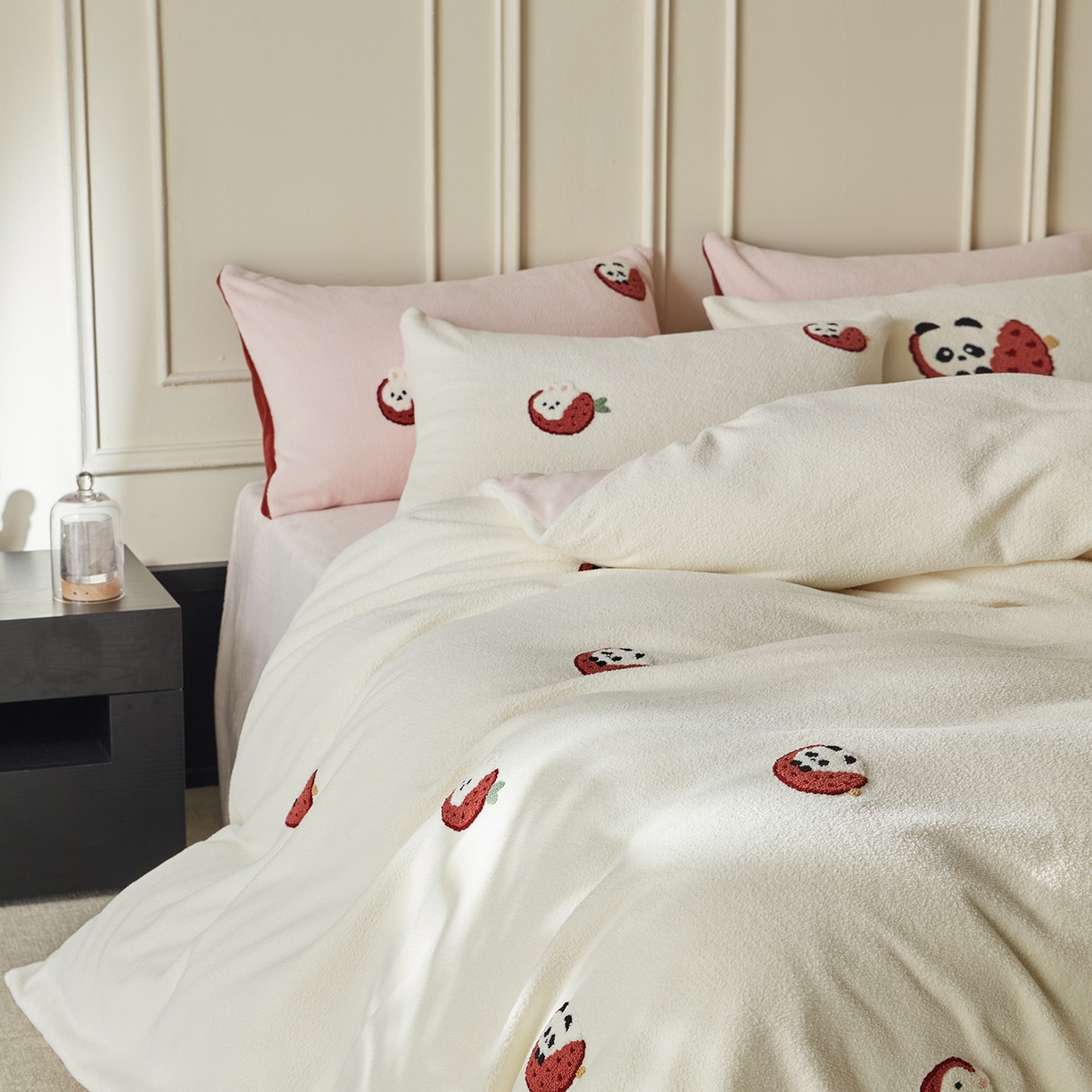 91家纺网 家纺一手货源 找家纺 安莱生活 2025新款暖呢绒毛巾绣四件套（萌趣家宠系）-风格3 荔枝熊猫-粉