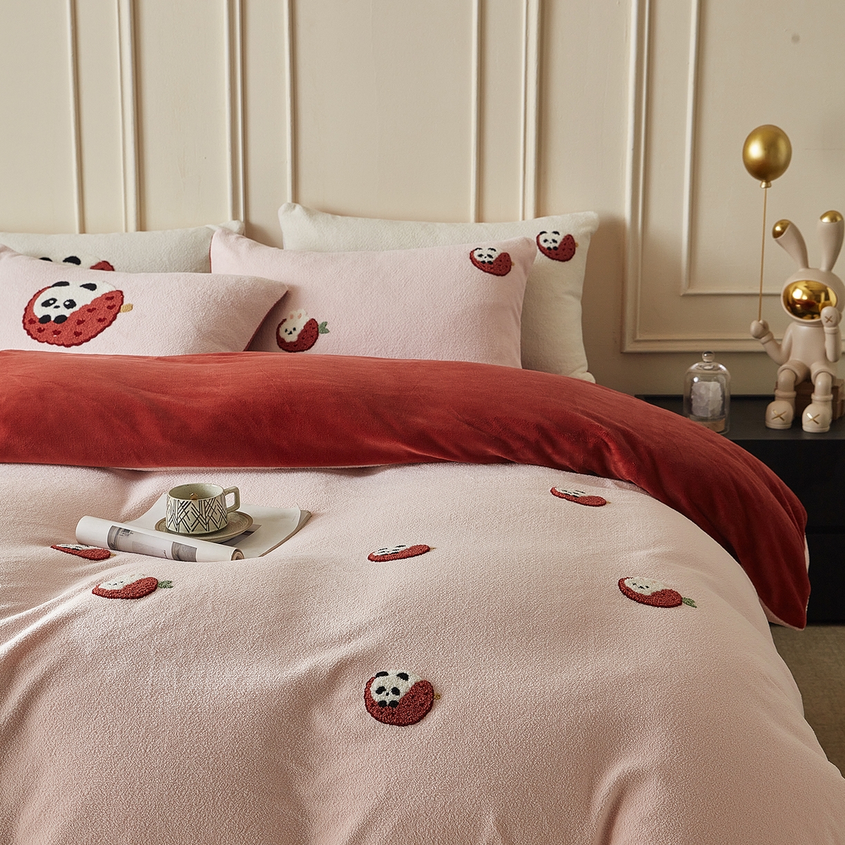 91家纺网 家纺一手货源 找家纺 安莱生活 2025新款暖呢绒毛巾绣四件套（萌趣家宠系）-风格3 荔枝熊猫-红