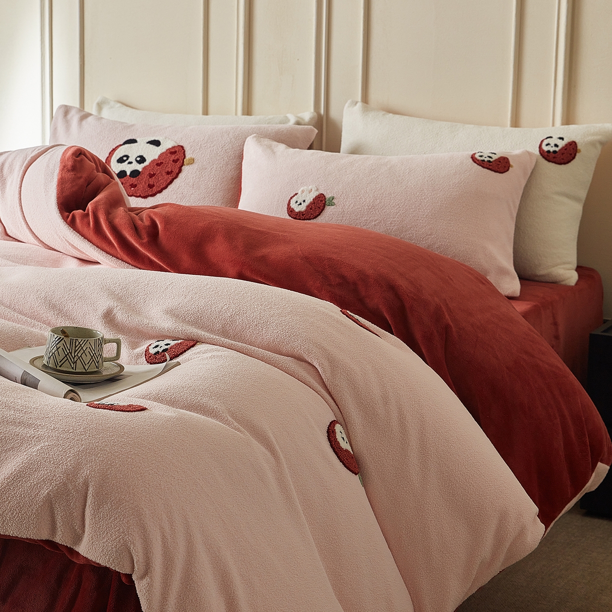 91家纺网 家纺一手货源 找家纺 安莱生活 2025新款暖呢绒毛巾绣四件套（萌趣家宠系）-风格3 荔枝熊猫-红