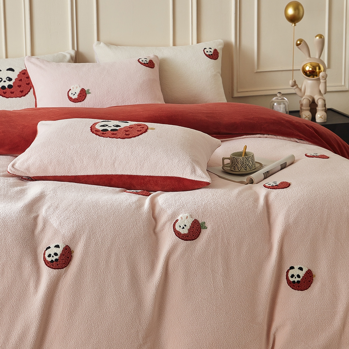 91家纺网 家纺一手货源 找家纺 安莱生活 2025新款暖呢绒毛巾绣四件套（萌趣家宠系）-风格3 荔枝熊猫-红