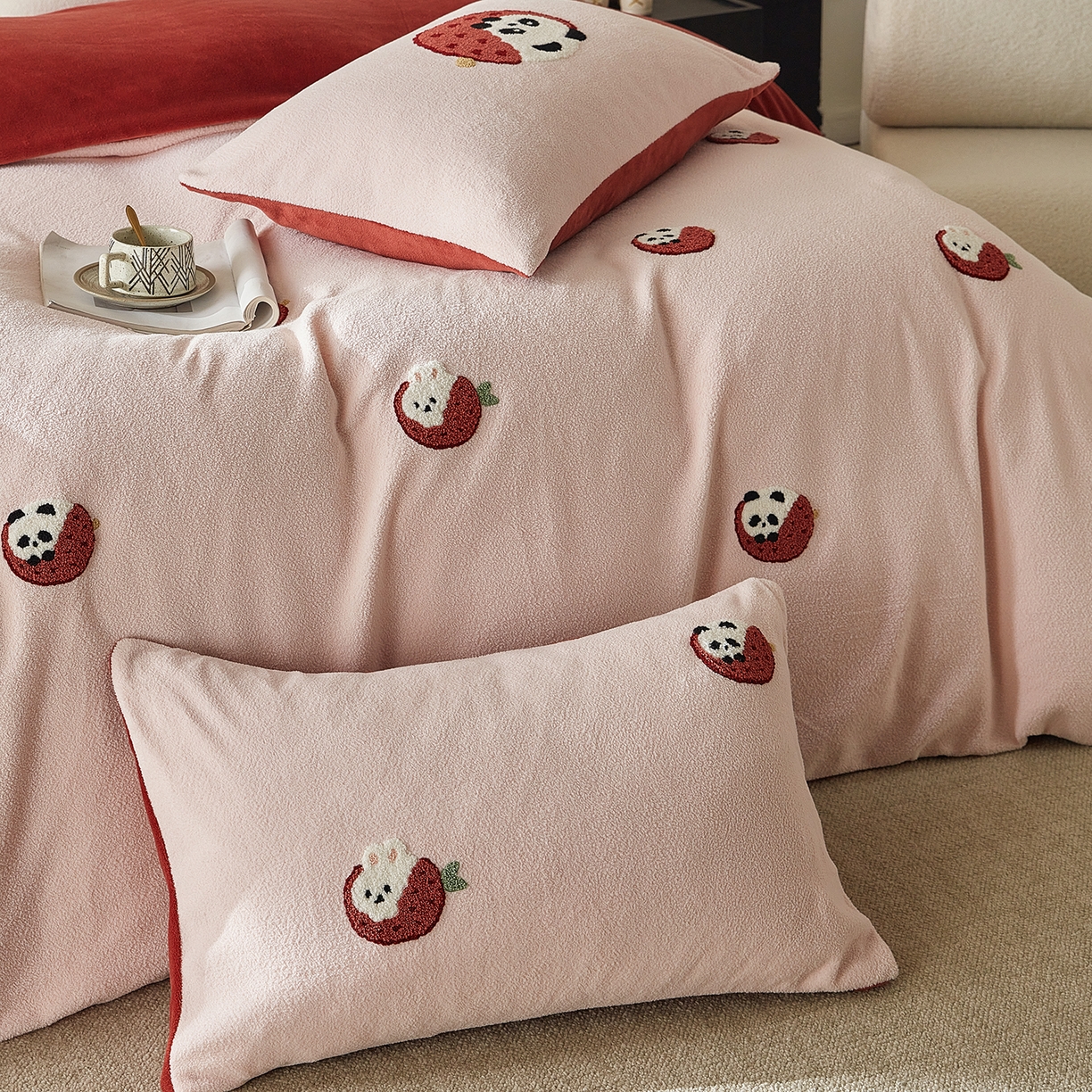 91家纺网 家纺一手货源 找家纺 安莱生活 2025新款暖呢绒毛巾绣四件套（萌趣家宠系）-风格3 荔枝熊猫-红