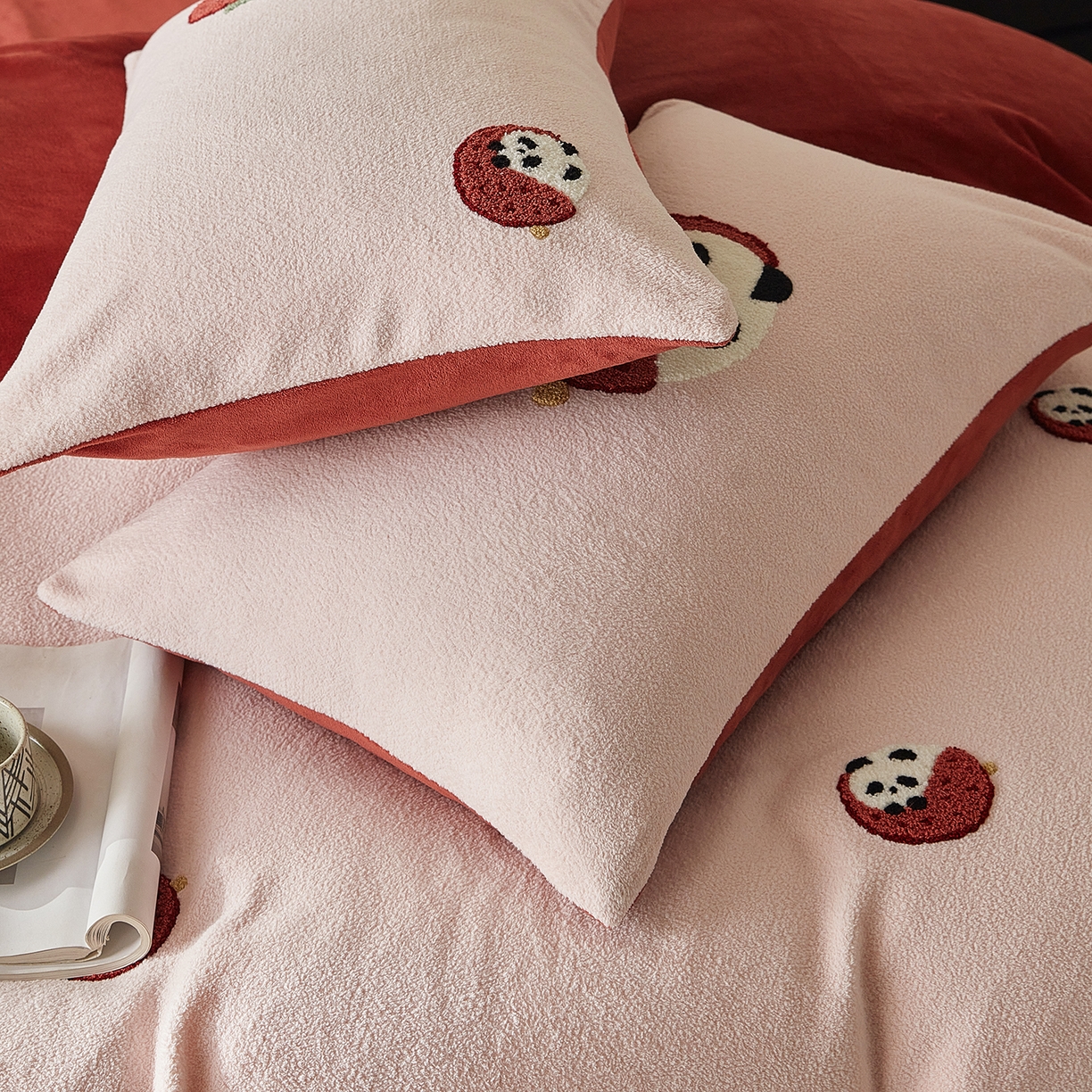 91家纺网 家纺一手货源 找家纺 安莱生活 2025新款暖呢绒毛巾绣四件套（萌趣家宠系）-风格3 荔枝熊猫-红