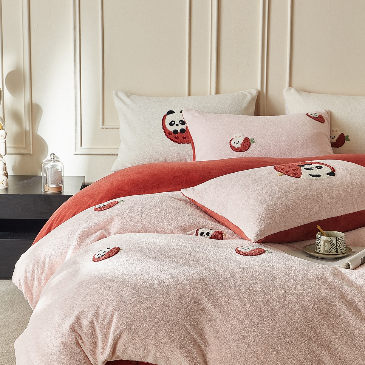 91家纺网 家纺一手货源 找家纺 安莱生活 2025新款暖呢绒毛巾绣四件套（萌趣家宠系）-风格3 荔枝熊猫-红
