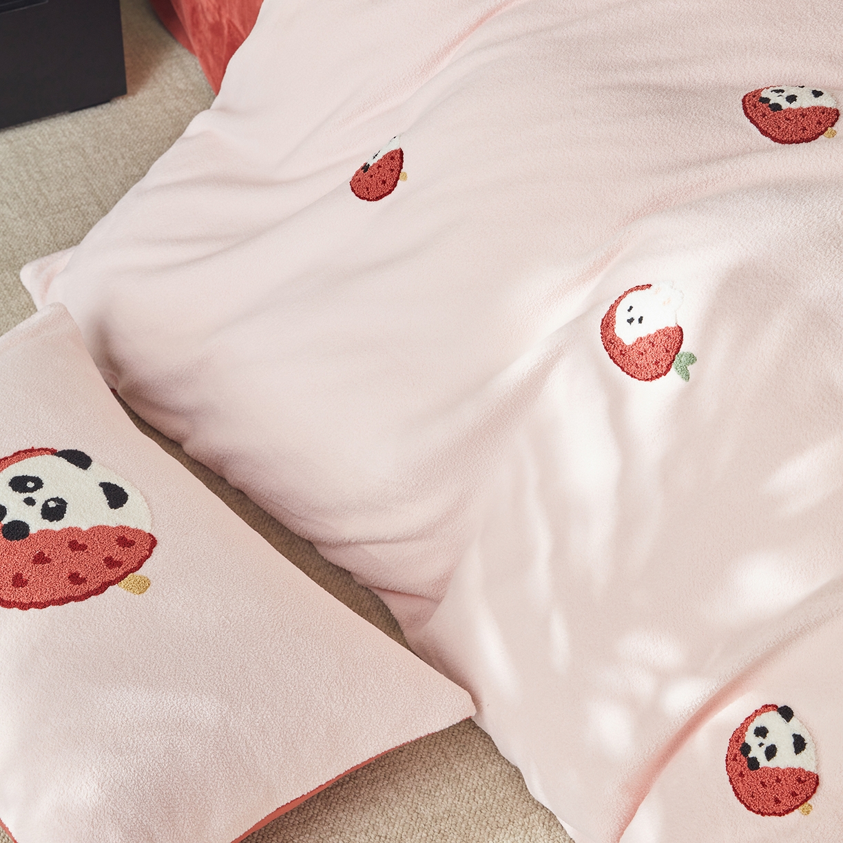 91家纺网 家纺一手货源 找家纺 安莱生活 2025新款暖呢绒毛巾绣四件套（萌趣家宠系）-风格3 荔枝熊猫-红