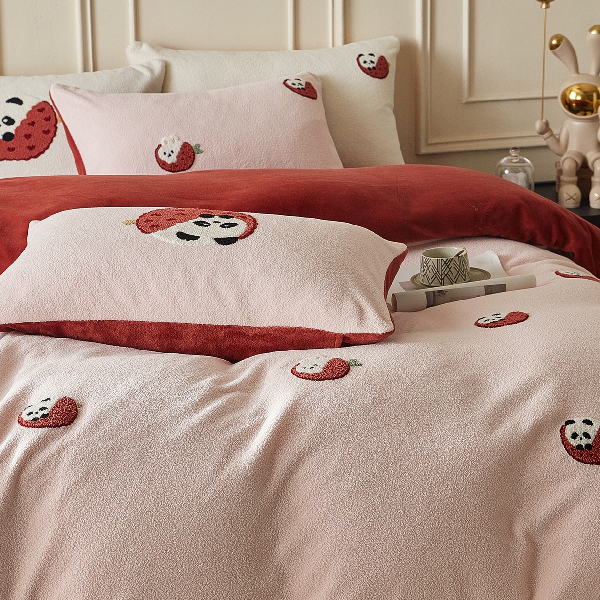 91家纺网 家纺一手货源 找家纺 安莱生活 2025新款暖呢绒毛巾绣四件套（萌趣家宠系）-风格3 荔枝熊猫-红