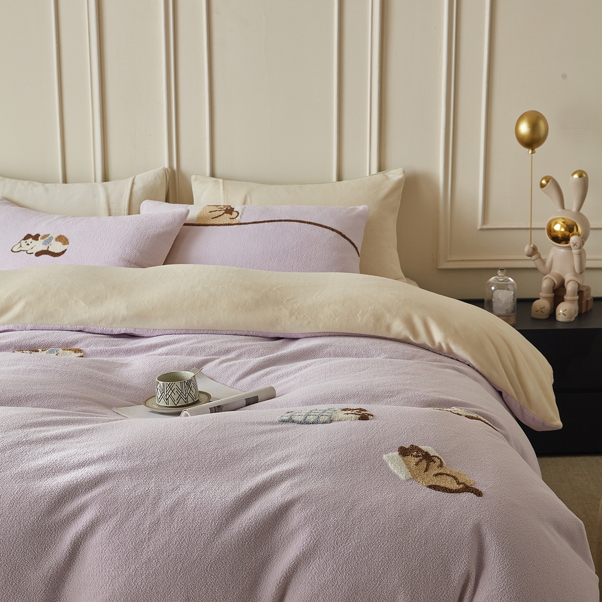 91家纺网 家纺一手货源 找家纺 安莱生活 2025新款暖呢绒毛巾绣四件套（萌趣家宠系）-风格3 躺平猫-淡紫