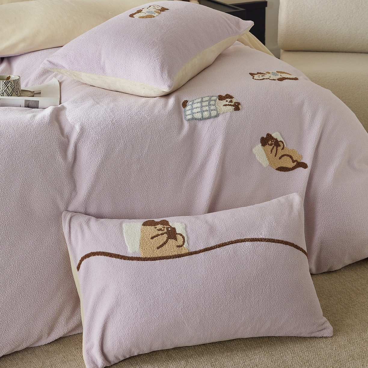 91家纺网 家纺一手货源 找家纺 安莱生活 2025新款暖呢绒毛巾绣四件套（萌趣家宠系）-风格3 躺平猫-淡紫