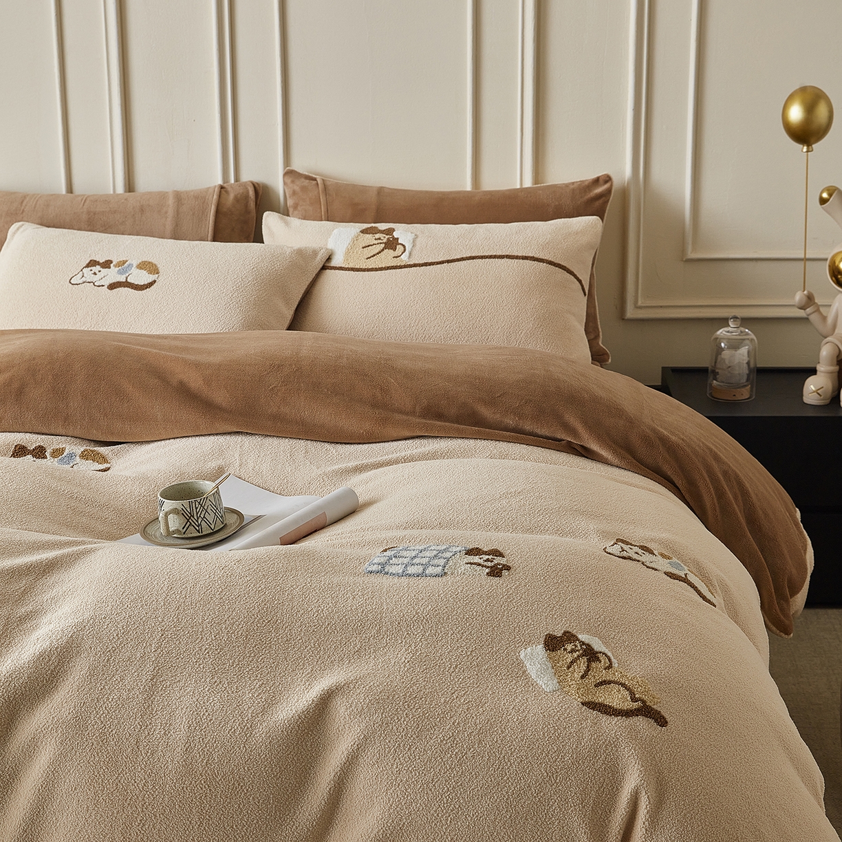 91家纺网 家纺一手货源 找家纺 安莱生活 2025新款暖呢绒毛巾绣四件套（萌趣家宠系）-风格3 躺平猫-奶茶