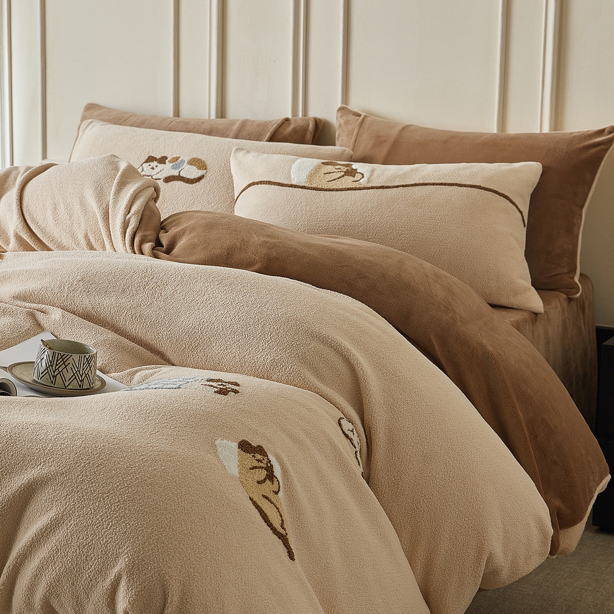 91家纺网 家纺一手货源 找家纺 安莱生活 2025新款暖呢绒毛巾绣四件套（萌趣家宠系）-风格3 躺平猫-奶茶