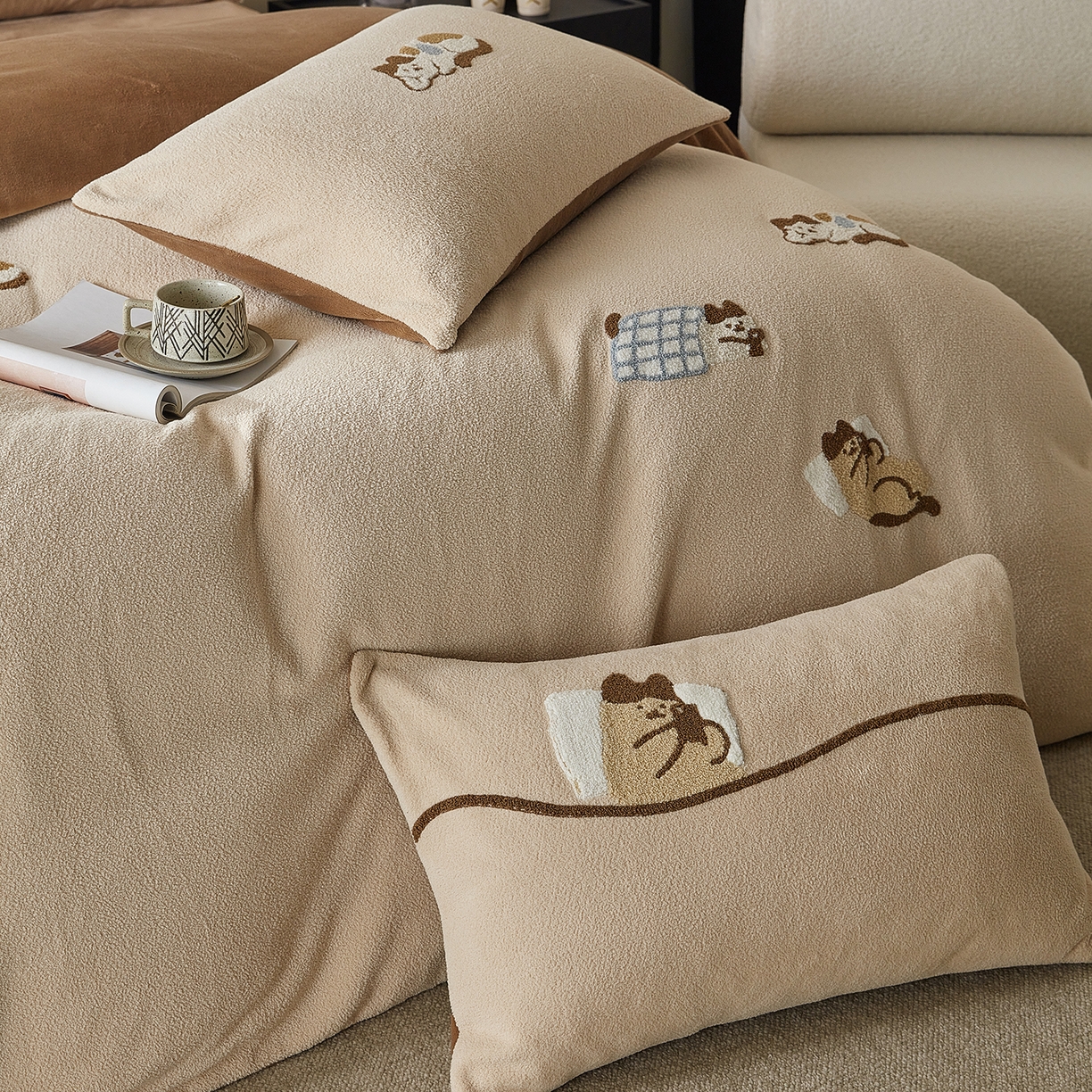 91家纺网 家纺一手货源 找家纺 安莱生活 2025新款暖呢绒毛巾绣四件套（萌趣家宠系）-风格3 躺平猫-奶茶