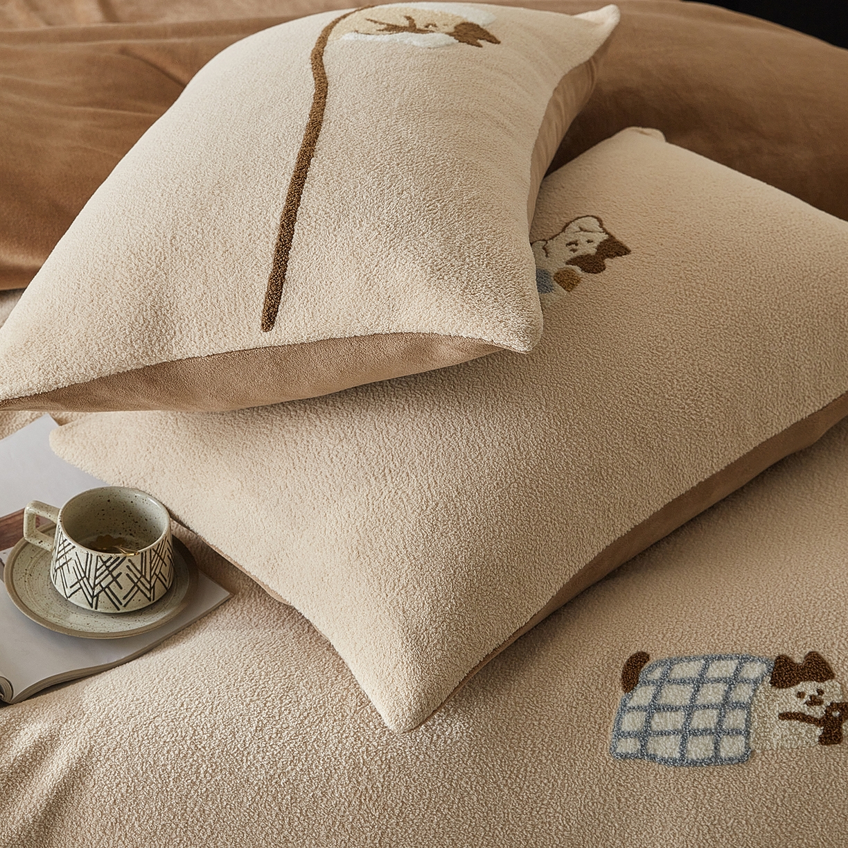 91家纺网 家纺一手货源 找家纺 安莱生活 2025新款暖呢绒毛巾绣四件套（萌趣家宠系）-风格3 躺平猫-奶茶