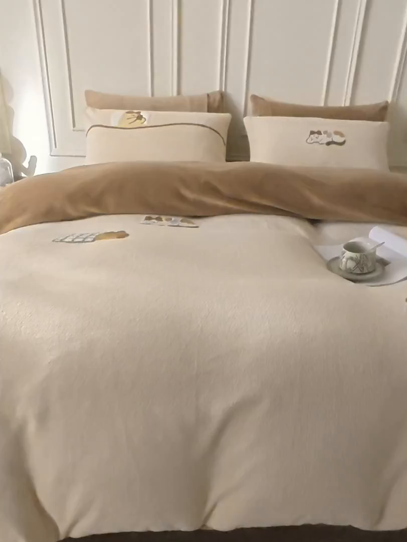 91家纺网 家纺一手货源 找家纺 安莱生活 2025新款暖呢绒毛巾绣四件套（萌趣家宠系）-风格3 躺平猫-奶茶