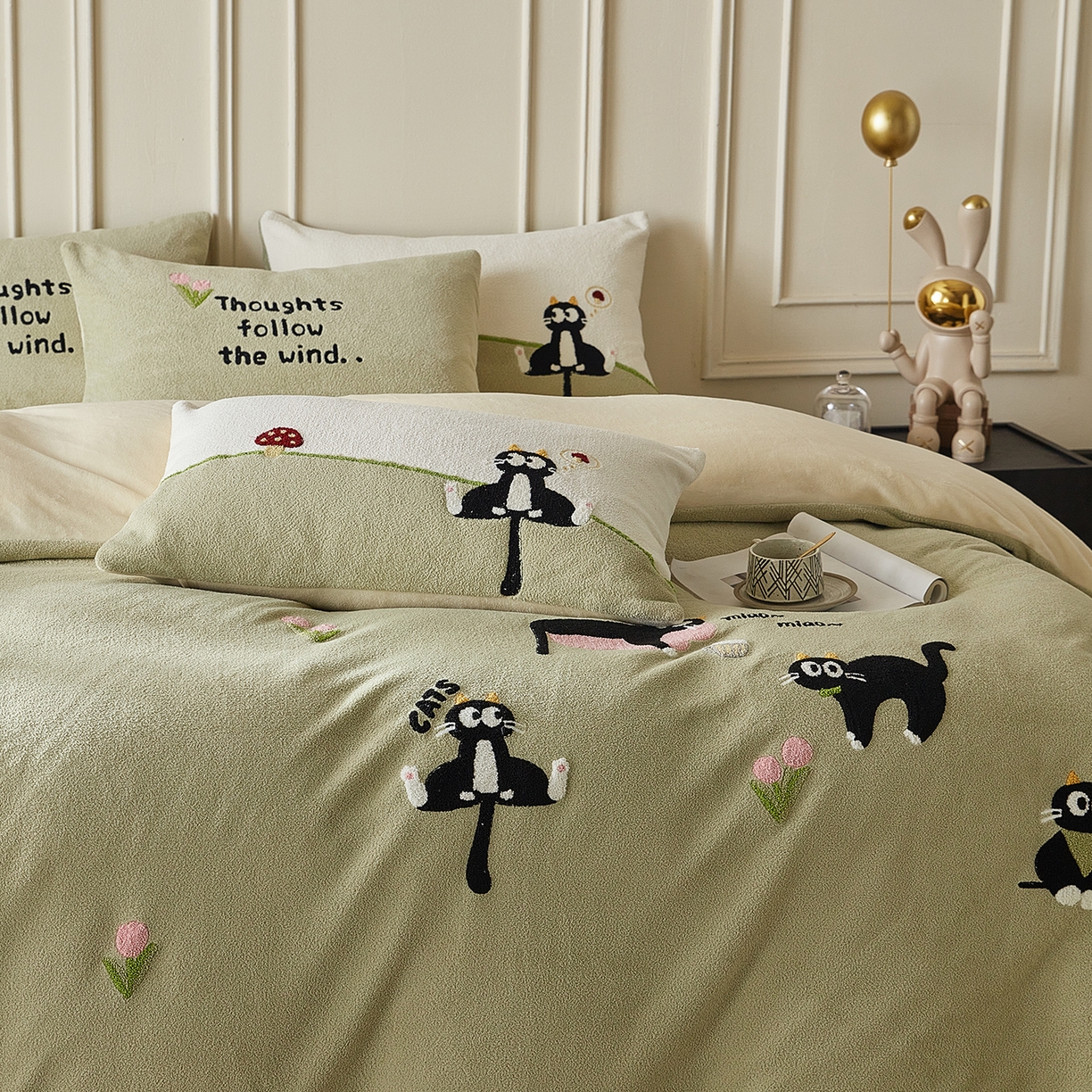 91家纺网 家纺一手货源 找家纺 安莱生活 2025新款暖呢绒毛巾绣四件套（萌趣家宠系）-风格3 炸毛小黑猫-灰绿