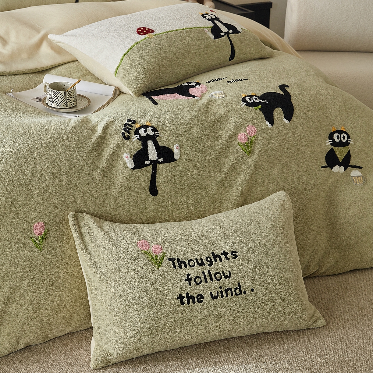 91家纺网 家纺一手货源 找家纺 安莱生活 2025新款暖呢绒毛巾绣四件套（萌趣家宠系）-风格3 炸毛小黑猫-灰绿