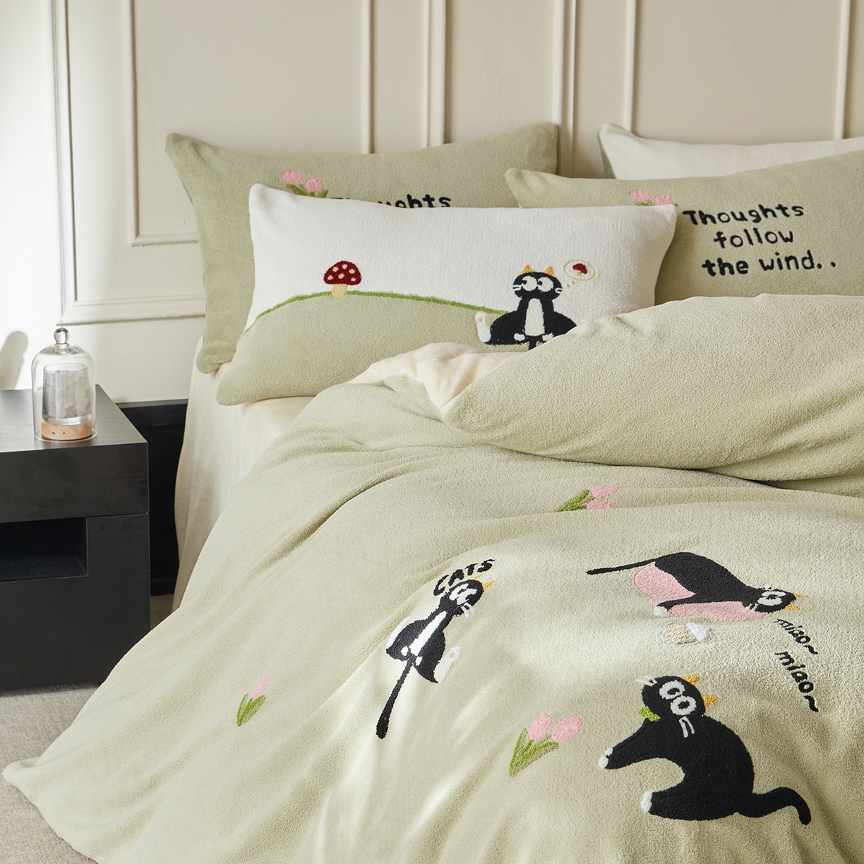 91家纺网 家纺一手货源 找家纺 安莱生活 2025新款暖呢绒毛巾绣四件套（萌趣家宠系）-风格3 炸毛小黑猫-灰绿