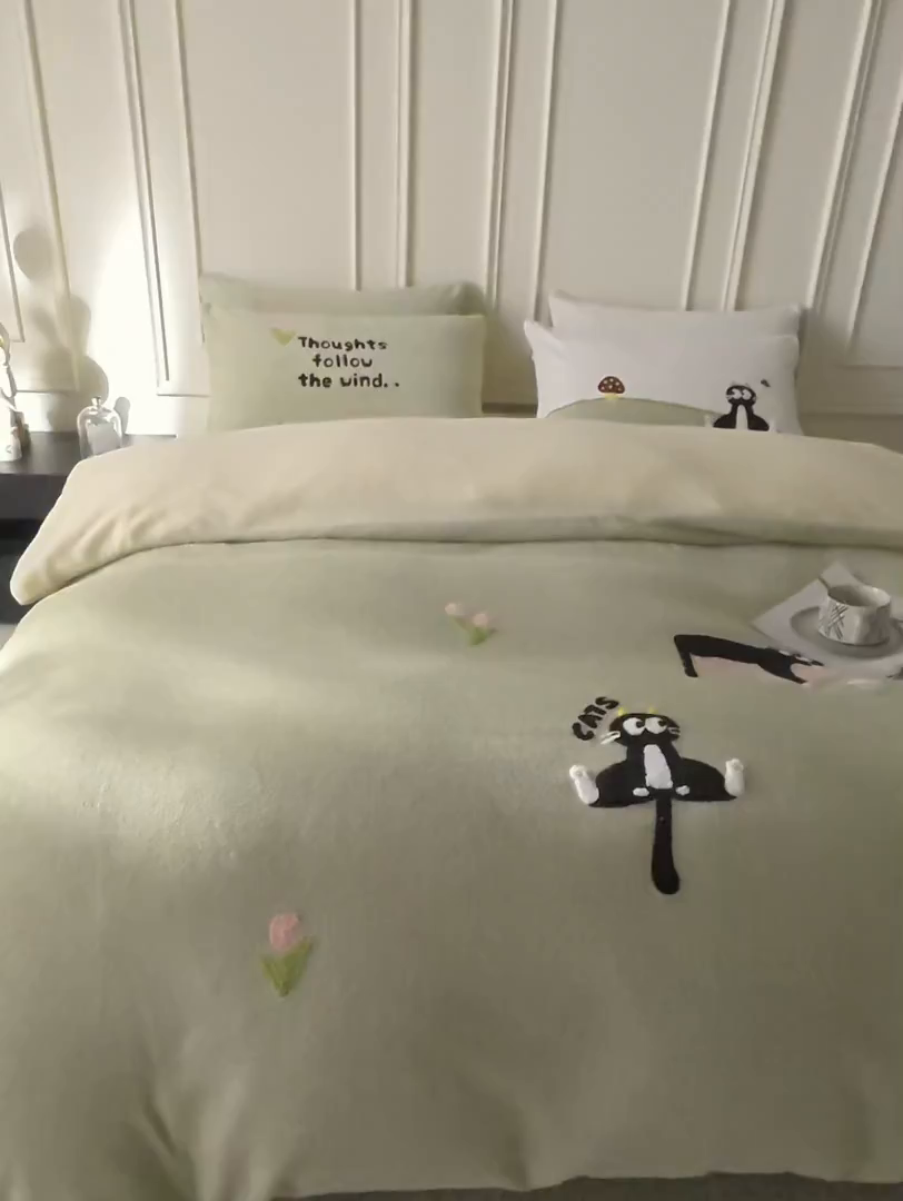 91家纺网 家纺一手货源 找家纺 安莱生活 2025新款暖呢绒毛巾绣四件套（萌趣家宠系）-风格3 炸毛小黑猫-灰绿