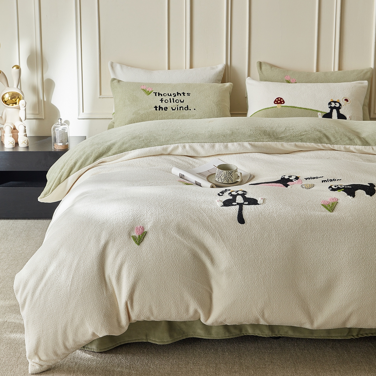 91家纺网 家纺一手货源 找家纺 安莱生活 2025新款暖呢绒毛巾绣四件套（萌趣家宠系）-风格3 炸毛小黑猫-奶白