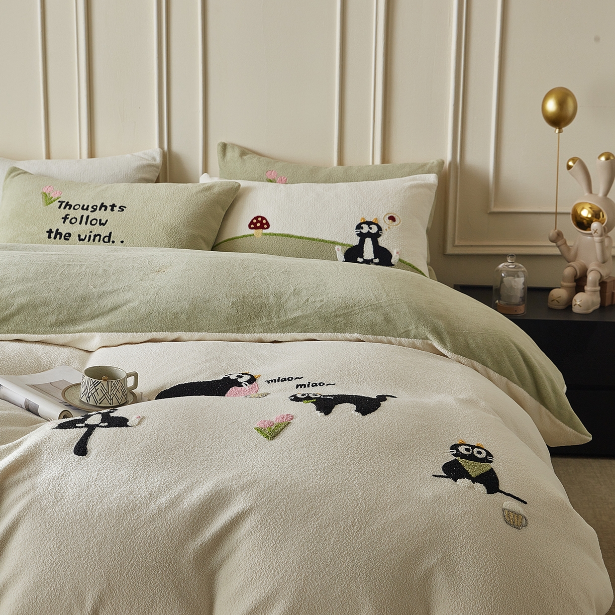 91家纺网 家纺一手货源 找家纺 安莱生活 2025新款暖呢绒毛巾绣四件套（萌趣家宠系）-风格3 炸毛小黑猫-奶白