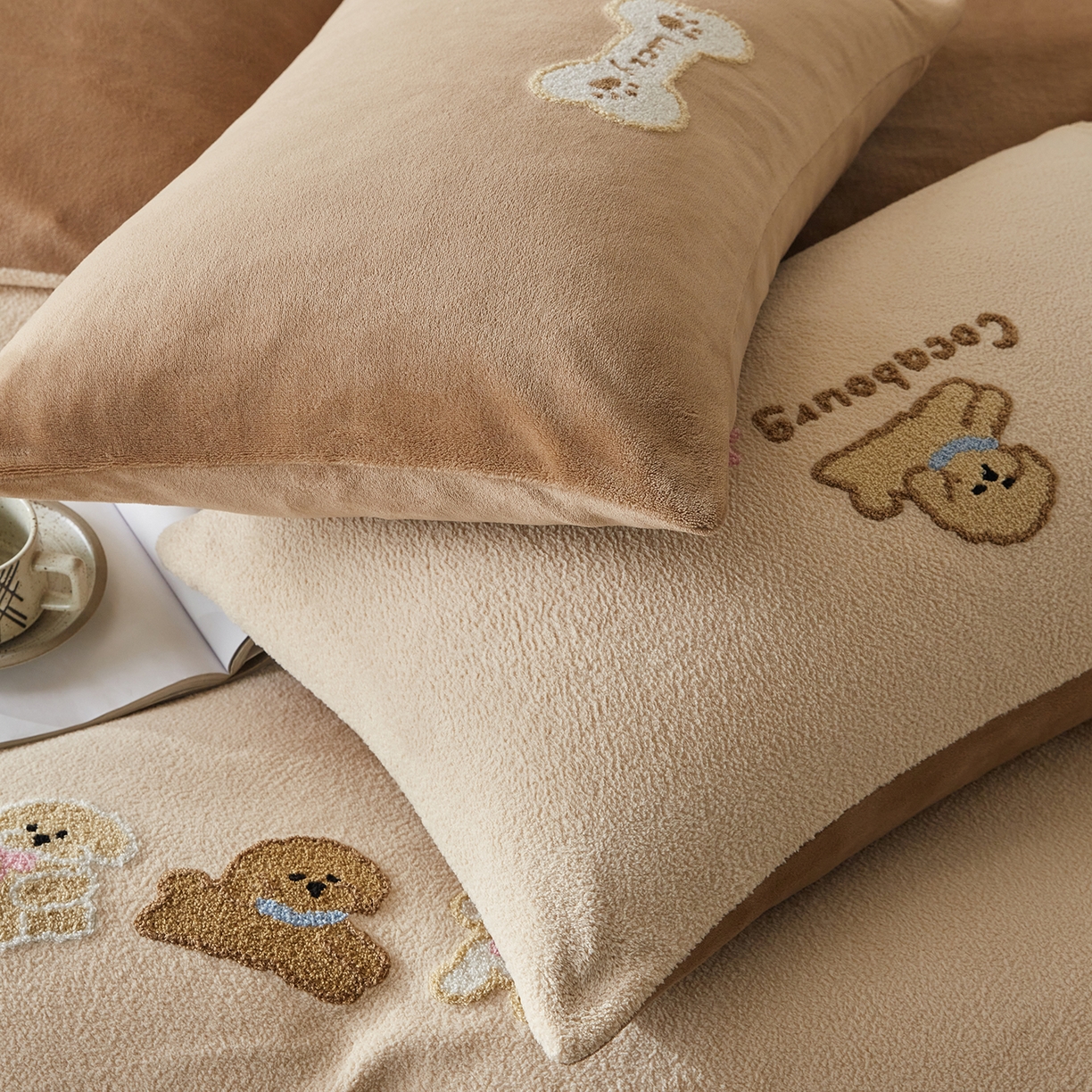 91家纺网 家纺一手货源 找家纺 安莱生活 2025新款暖呢绒毛巾绣四件套（萌趣家宠系）-风格3 站队小泰迪