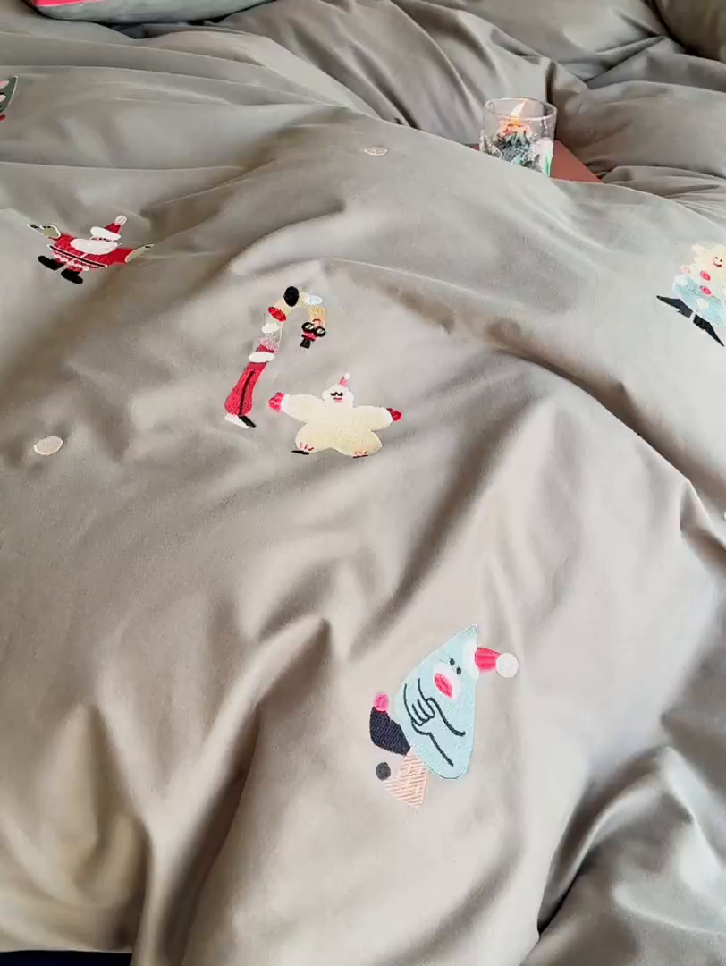 91家纺网 家纺一手货源 找家纺 安莱生活 2025新款贡缎磨毛60s绣花四件套-风格一 狂欢圣诞节