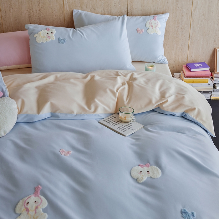 91家纺网 家纺一手货源 找家纺 安莱生活 2025新款贡缎磨毛60s绣花四件套-风格一 蓝粉小象