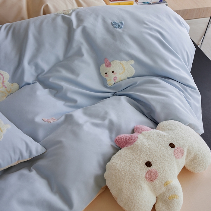 91家纺网 家纺一手货源 找家纺 安莱生活 2025新款贡缎磨毛60s绣花四件套-风格一 蓝粉小象