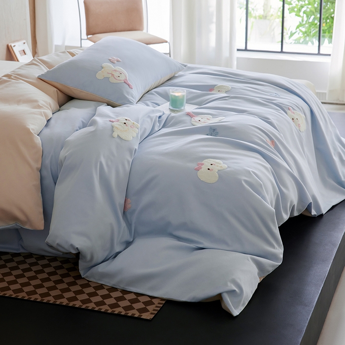 91家纺网 家纺一手货源 找家纺 安莱生活 2025新款贡缎磨毛60s绣花四件套-风格一 蓝粉小象