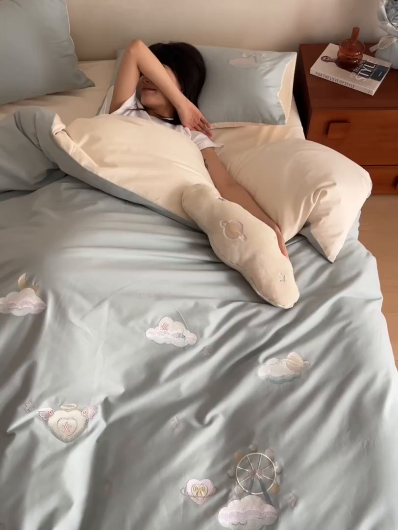 91家纺网 家纺一手货源 找家纺 安莱生活 2025新款贡缎磨毛60s绣花四件套-风格一 梦境摩天轮