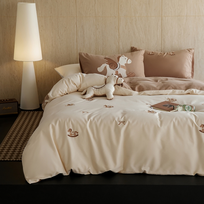 91家纺网 家纺一手货源 找家纺 安莱生活 2025新款贡缎磨毛60s绣花四件套-风格一 童心小木马