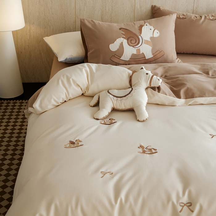 91家纺网 家纺一手货源 找家纺 安莱生活 2025新款贡缎磨毛60s绣花四件套-风格一 童心小木马