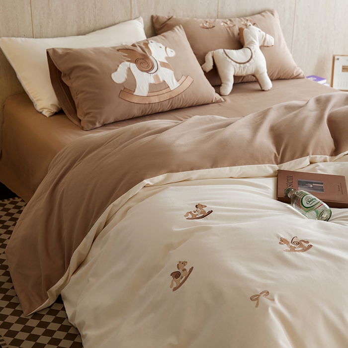 91家纺网 家纺一手货源 找家纺 安莱生活 2025新款贡缎磨毛60s绣花四件套-风格一 童心小木马