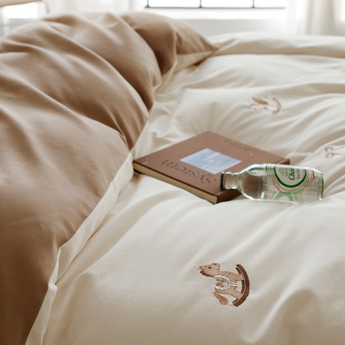 91家纺网 家纺一手货源 找家纺 安莱生活 2025新款贡缎磨毛60s绣花四件套-风格一 童心小木马