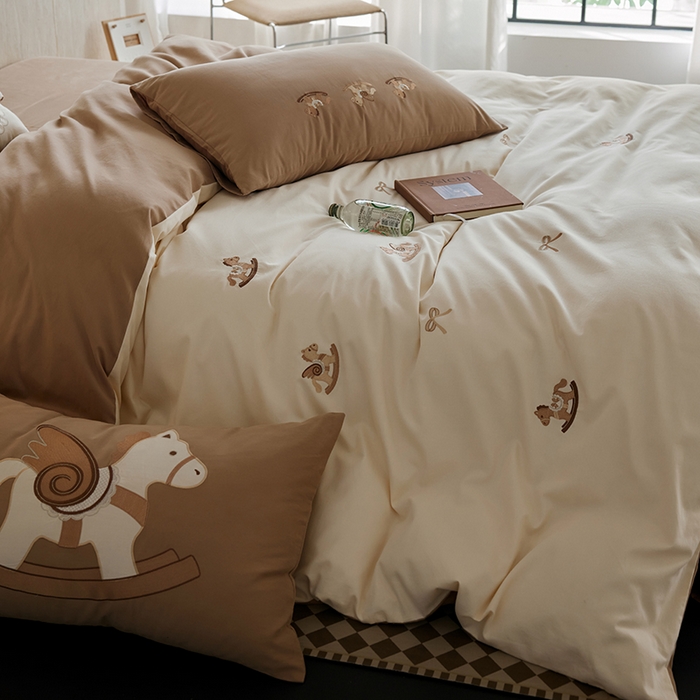 91家纺网 家纺一手货源 找家纺 安莱生活 2025新款贡缎磨毛60s绣花四件套-风格一 童心小木马