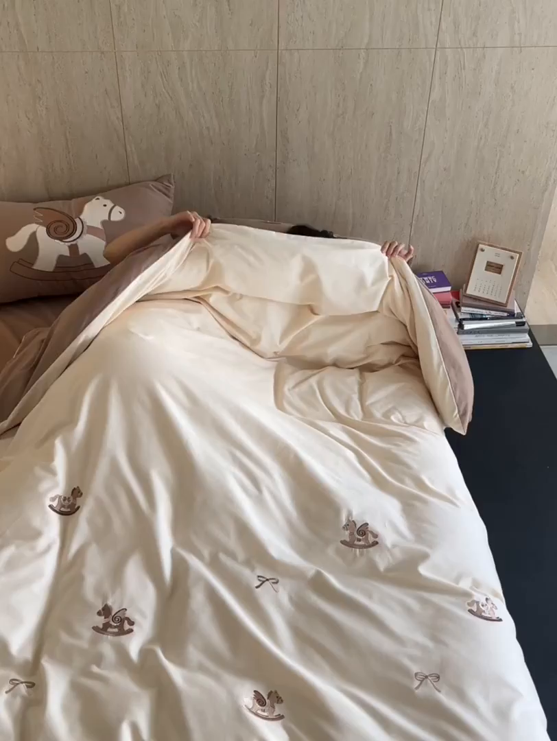 91家纺网 家纺一手货源 找家纺 安莱生活 2025新款贡缎磨毛60s绣花四件套-风格一 童心小木马