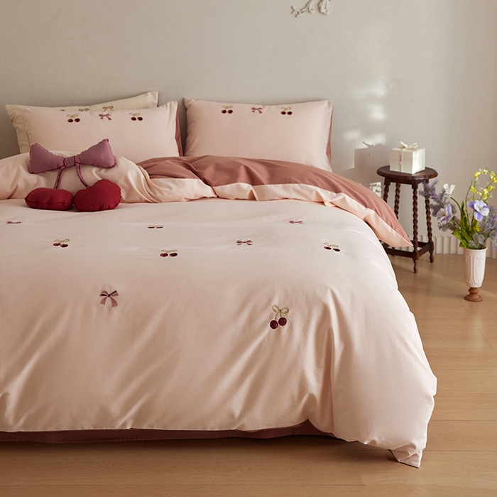 91家纺网 家纺一手货源 找家纺 安莱生活 2025新款贡缎磨毛60s绣花四件套-风格一 樱桃小金链